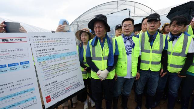 더불어민주당 정청래(왼쪽부터), 박찬대 당대표 후보, 김병기 원내대표 등이 21일 충남 예산군 신암면 조곡리 수해 현장을 찾아 피해 상황을 확인하고 있다. 연합뉴스