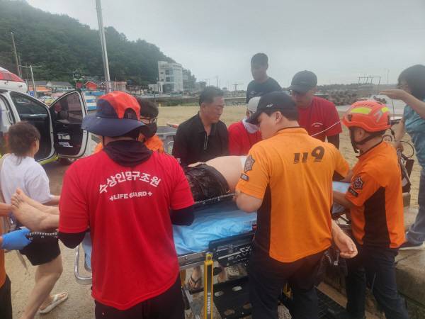 19일 오후 영덕군 하저해수욕장에서 심정지 증상을 보이며 의식을 잃고 쓰러진 중국인 관광객.