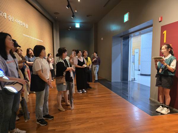 경산시립박물관이 자체 양성한 청소년 해설사들이 지난 12일부터 본격적인 활동을 시작, 관람객을 대상으로 해설 활동을 하고 있다. 경산시.