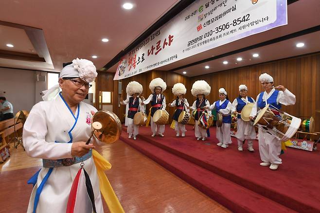 달성군은 매년 공모를 거쳐 30여 팀의 생활문화 동호회를 지원한다. 이들 동호회는 달성군의 문화예술을 이끄는 원동력이 되고 있다. 풍물 기반 공연 동호회 신명모리 화원마실도 그 중 하나다. 사진은 신명모리 화원마실의 공연 모습.