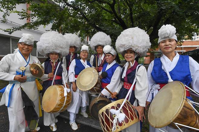 1980년대 초부터 40년 넘게 이어온 달성군의 대표 동호회인 신명모리 화원마실. 풍물을 기반으로 전통춤과 퓨전음악이 어우러진 공연을 선보인다.