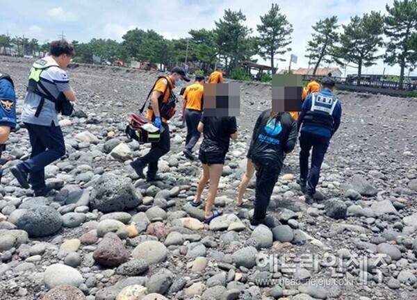 서귀포 쇠소깍 해상에서 파도에 휩쓸린 초등학생 3명을 시민들이 구조했다 (사진=제주소방안전본부)