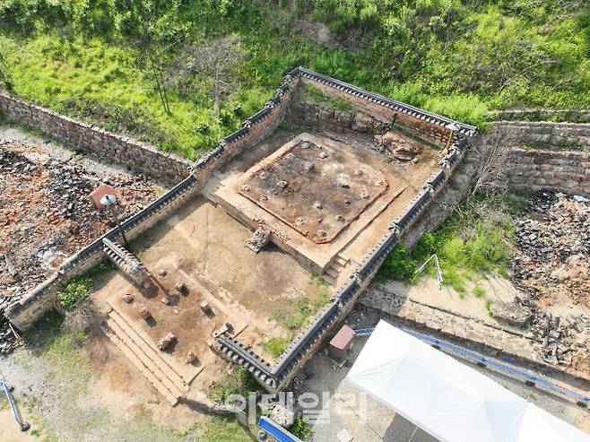 지난 3월 발생한 경북 지역 산불로 전소된 의성 고운사 연수전의 정밀수습조사 이후 모습. (사진=국가유산청)