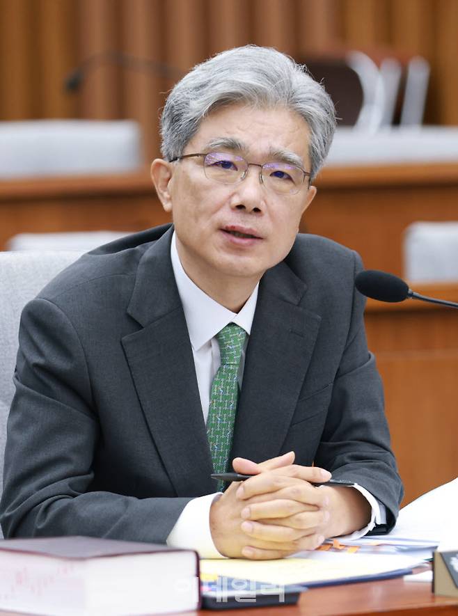 김상환 헌법재판소장 후보자가 21일 서울 여의도 국회에서 헌법재판소 재판관후보자를 겸하는 헌재소장 임명동의에 관한 인사청문특별위원회에서 열린 인사청문회에서 질의에 답변하고 있다. (사진=이데일리 노진환 기자)