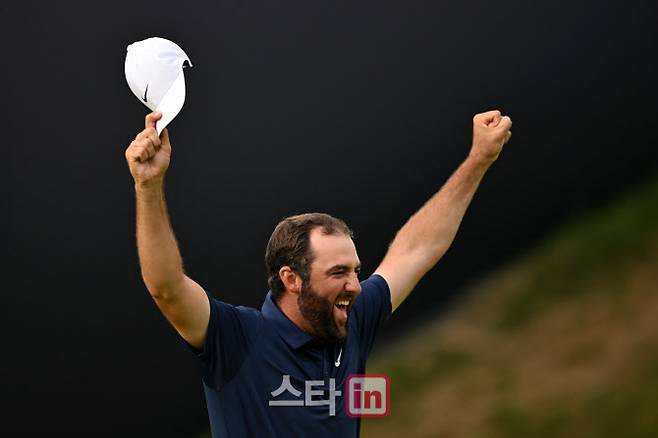 스코티 셰플러가 21일(한국시간) 북아일랜드 로열 포트러시에서 열린 제153회 디오픈에서 우승을 확정한 뒤 두 팔을 번쩍 들어 올리며 기뻐하고 있다. (사진= Stuart Franklin/R&A/R&A via Getty Images)