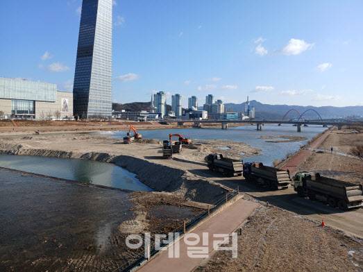 대전 갑천변 일원에서  준설 작업과 재해예방 정비공사가 진행되고 있다. (사진=대전시 제공)