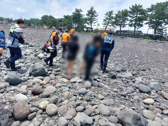 제주 쇠소깍 해변서 구조된 어린이들 〈사진=제주도소방안전본부 제공〉
