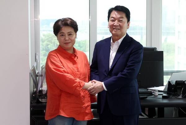 국민의힘 윤희숙 혁신위원장(왼쪽)이 21일 서울 여의도 국민의힘 중앙당사에서&nbsp;안철수&nbsp;의원을 만나 악수하고 있다. 2025.7.21 [공동취재 / 연합뉴스]