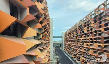 GS건설 싱가포르 T301 철도차량기지 외벽에 설치된 ‘파사드’(GS건설 제공)