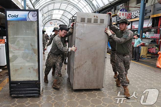 육군 32사단 장병들이 18일 집중호우로 침수된 충남 당진시장에서 복구작업을 하고 있다. 2025.7.18/뉴스1 ⓒ News1 김기태 기자