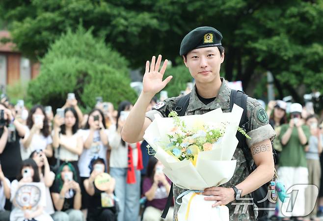 가수 우즈(WOODZ, 본명 조승연)가 21일 오전 서울 노원구 육군사관학교에서 전역식을 마친 뒤 인사를 하고 있다. 2025.7.21/뉴스1 ⓒ News1 권현진 기자