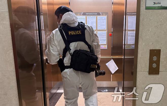 21일 총기 사고가 발생한 인천 연수구 한 아파트 단지에 경찰 수사관이 엘리베이터를 타고 들어가고 있다. 2025.7.21/뉴스1 ⓒ News1 박소영 기자