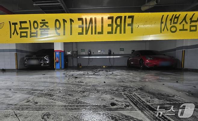 21일 천안 청당동의 한 아파트 지하주차장에서 전기차 화재가 발생했다. 2025.7.21. /뉴스1ⓒNews1 이시우 기자
