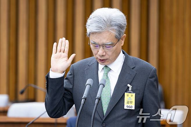 김상환 헌법재판소장 후보자가 21일 서울 여의도 국회 헌법재판소 재판관후보자를 겸하는 헌재소장 임명동의에 관한 인사청문특별위원회에서 열린 인사청문회에서 선서하고 있다. 2025.7.21/뉴스1 ⓒ News1 유승관 기자