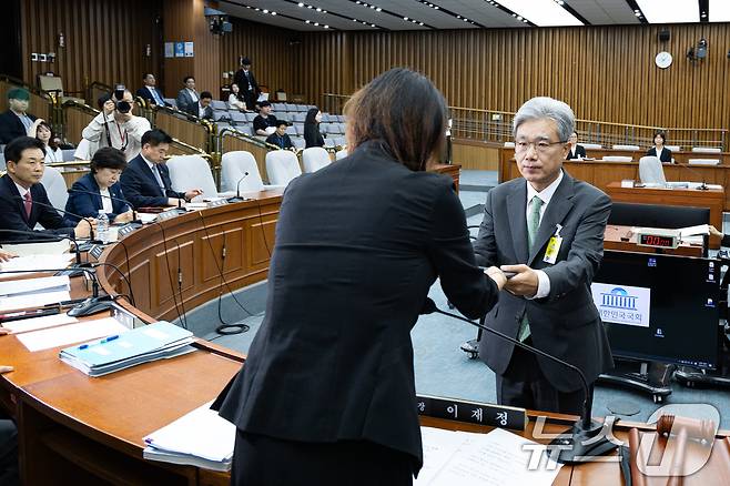김상환 헌법재판소장 후보자가 21일 서울 여의도 국회 헌법재판소 재판관후보자를 겸하는 헌재소장 임명동의에 관한 인사청문특별위원회에서 열린 인사청문회에서 선서문을 이재정 위원장에게 전달하고 있다. 2025.7.21/뉴스1 ⓒ News1 유승관 기자