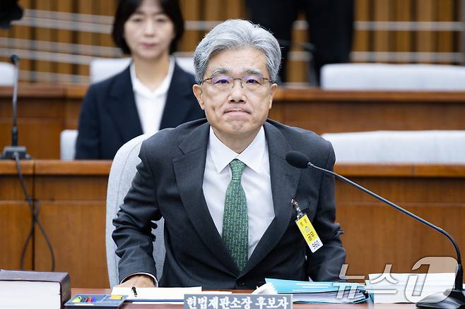 김상환 헌법재판소장 후보자가 21일 서울 여의도 국회 헌법재판소 재판관후보자를 겸하는 헌재소장 임명동의에 관한 인사청문특별위원회에서 열린 인사청문회에서 선서를 마친 후 자리하고 있다. 2025.7.21/뉴스1 ⓒ News1 유승관 기자
