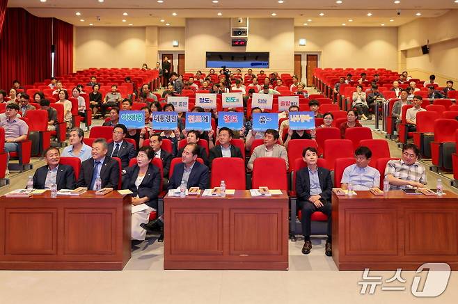 진도군 철도 용역 보고회 참석자들이 '이재명 대통령님 진도에 철도 좀 놔주랑께'라는 피켓을 들고 용역 결과 발표를 듣고 있다. (진도군 제공, 재판매 및 DB 금지)/뉴스1