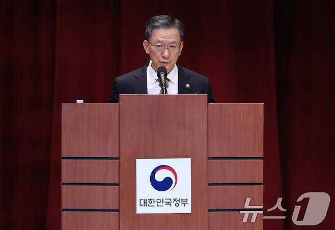 정성호 신임 법무부 장관이 21일 오전 경기 과천시 정부과천청사에서 열린 취임식에서 취임사를 하고 있다. 2025.7.21/뉴스1 ⓒ News1 오대일 기자