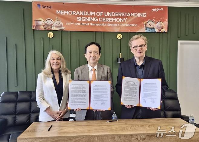 365mc와 라지엘 테라퓨틱스 관계자가 파트너십 체결 기념 사진을 촬영하고 있다. (왼쪽부터)라지엘 테라퓨틱스 최고 의료책임자(CMO) 패트리샤 워커(Dr. Patricia Walker), 365mc 김남철 대표이사, 라지엘 테라퓨틱스의 이사회의장 필립 샤이손(Dr. Philippe Schaison)(365mc 제공)