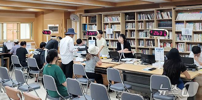 민생회복 소비쿠폰 신청이 시작된 21일 오전 제주시 연동주민센터. 2025.7.21/뉴스1