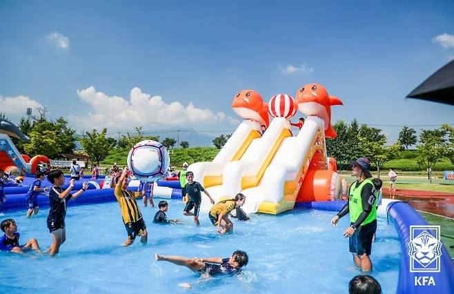 축구와 물놀이를 함께 즐기는  i리그  참가자들의 모습(대한축구협회 제공)