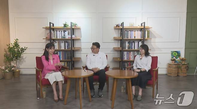 손미현 서울대 미래혁신연구원 연구교수(왼쪽부터)와 김주일 강원대 교수, 김주현 서울대 의과대학 교수가 러브버그에 대해 대화하고 있다. ⓒ 뉴스1