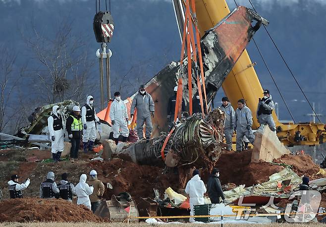 제주항공 여객기 참사 7일째인 4일 오후 전남 무안국제공항 참사 현장에서 로컬라이저(방위각시설) 둔덕에 파묻힌 제주항공 7C2216편의 엔진이 크레인으로 옮겨지고 있다. 2025.1.4/뉴스1 ⓒ News1 김진환 기자