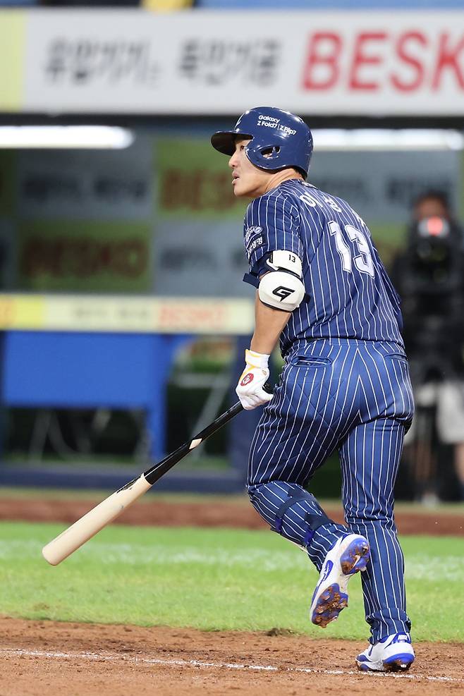 삼성 이성규가 20일 대구삼성라이온즈파크에서 열린 2025 KBO리그 키움과 경기에서 7회말 2점 홈런을 때린 후 타구를 바라보고 있다. 사진 | 삼성 라이온즈