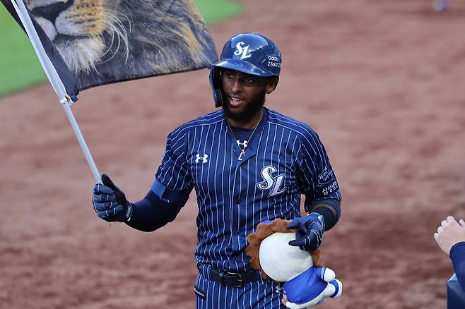 삼성 디아즈가 20일 대구삼성라이온즈파크에서 열린 2025 KBO리그 키움전에서 3회말 투런 홈런을 날린 후 사자 깃발을 들고 세리머니를 하고 있다. 사진 | 삼성 라이온즈