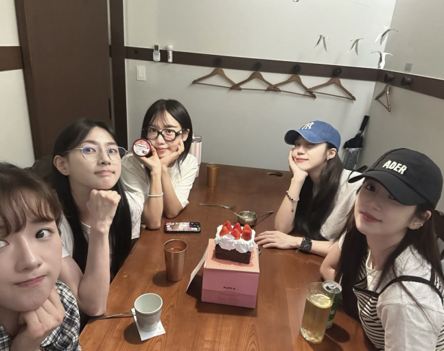오하영이 공개한 멤버들과의 생일 파티. 왼쪽부터 윤보미, 오하영, 김남주, 정은지, 박초롱. 오하영 인스타그램.