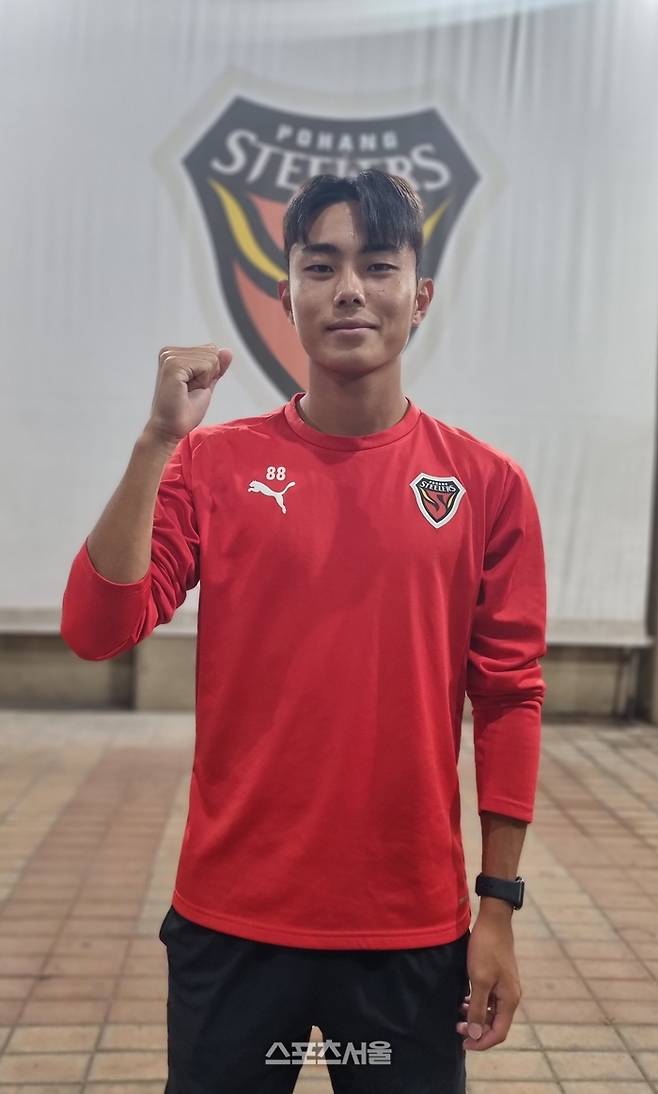 포항 김동진이 전북전이 끝난 뒤 포즈를 취하고 있다. 사진 | 포항=박준범기자