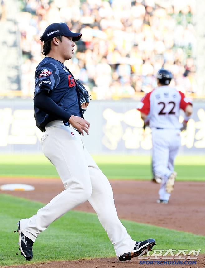 이민석은 만루에서 4번 타자 문보경을 땅볼 처리한 뒤 안도의 한숨을 내쉬었다.