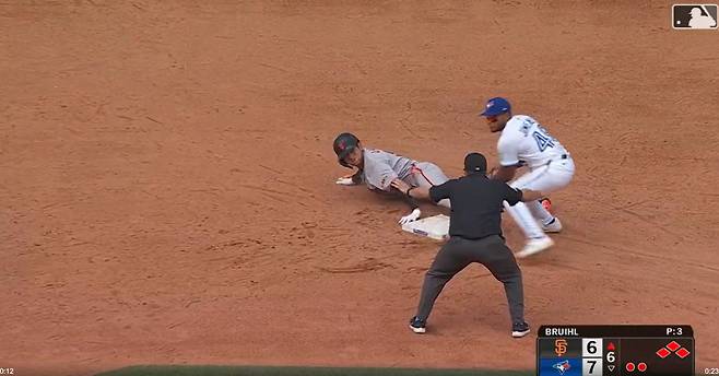 샌프란시스코 이정후(왼쪽)가 6회초 2사 1, 2루 때 중전 적시타를 친 뒤 3루 송구를 틈타 2루 진루를 시도하고 있다. 슬라이딩 직후 2루심은 세이프를 선언했다. MLB닷컴 중계화면 캡쳐