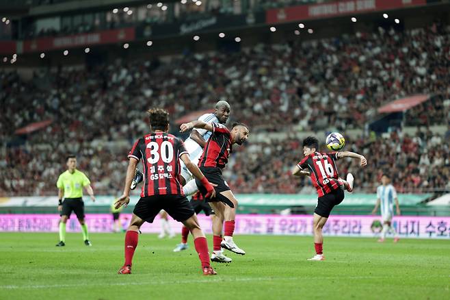 서울월드컵경기장/ K리그1/ FC서울 vs 울산HDFC/ 울산 말컹, 서울 야잔/ 문전 경합/ 사진 정재훈