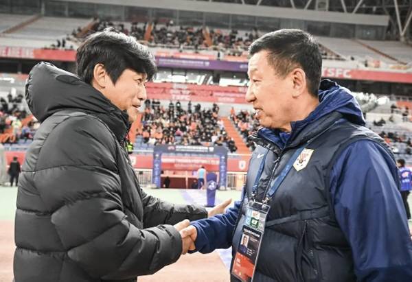 중국슈퍼리그에서 활동 중인 대표적인 한국인 사령탑 서정원 청두 감독(왼쪽)과 최강희 산둥 감독.