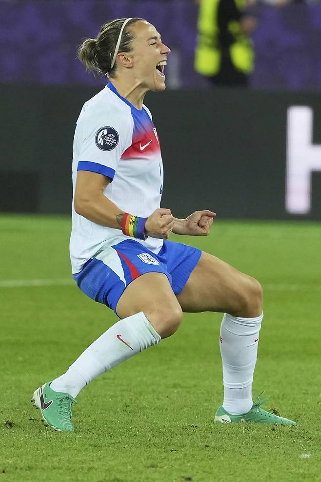 England's Lucy Bronze celebrates after scoring a penalty during a shootout of the Women's Euro 2025 quarterfinals soccer match between Sweden<저작권자(c) AP연합뉴스, 무단 전재-재배포, AI 학습 및 활용 금지>