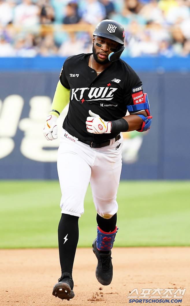 15일 대구 라이온즈파크에서 열린 삼성 라이온즈와 KT 위즈의 경기. 6회초 2사 2루 KT 로하스가 투런포를 날린 뒤 환호하고 있다. 대구=박재만 기자 pjm@sportschosun.com/2025.06.15/