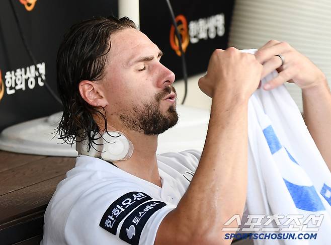 1일 대전 한화생명볼파크에서 열린 NC-한화전.4회까지 4실점한 와이스가 아쉬워하고 있다. 대전=정재근 기자 cjg@sportschosun.com/2025.7.1/