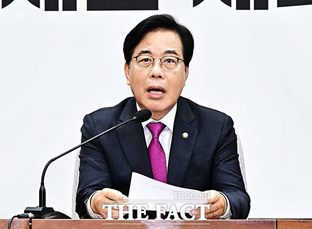 송언석 국민의힘 비상대책위원장 겸 원내대표가 21일 국회에서 열린 비상대책위원회의에서 수재민을 돕기 위한 기부 운동을 펼치겠다고 밝혔다. /배정한 기자
