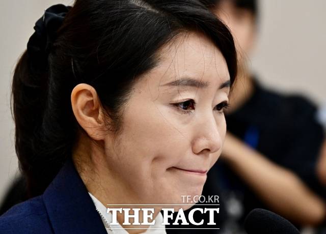 강선우 여성가족부 장관 후보자가 지난 14일 오전 서울 여의도 국회 여성가족위원회에서 열린 인사청문회에 참석해 질의를 듣고 있다./ 더팩트 DB