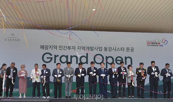 SM그룹 우오현 회장(왼쪽)과 최명서 영월군수가 지난 18일 강원 영월군 탑스텐 리조트 동강시스타 특설무대에서 열린 동강시스타CC 코스 증설 및 신규 클럽하우스 준공식에서 기념촬영을 하고 있다. 이날 준공식에서는 SM그룹이 영월군을 위해 마련한 쌀과 장학금을 전달하는 기부행사도 함께 열렸다. / 제공=SM그룹