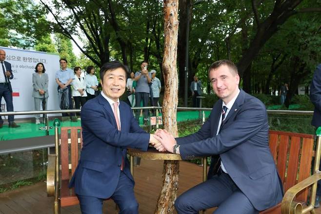 전성수 서초구청장(왼쪽)과 루카쉬 블첵 체코 산업통상부 장관(오른쪽)이양재천에 설치된 하벨벤치에서 이야기를 나누고 있다. 서초구 제공.