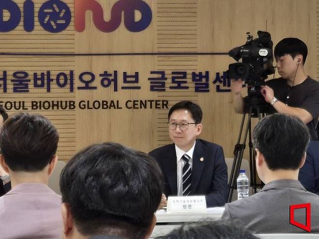 배경훈 과학기술정보통신부 장관이 21일 첫 현장 행보로 서울 동대문구 서울바이오허브를 찾아 AI 바이오 전문가들과 해당 분야 육성 방안을 논의하고 있다. 노경조 기자