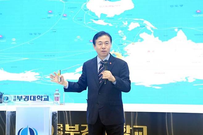 김영춘 전 해양수산부 장관이 기조 강연자로 나서 '해양수도 부산, 조건과 전략'을 주제로 강연하고 있다.