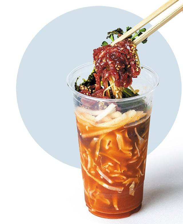 야구장 ‘직관 푸드’로 인기를 끌고 있는 ‘컵물육회’. 경기가 있는 날이면 인근 매장의 배달이 1.5~2배 늘어난다. /이건송 영상미디어 기자