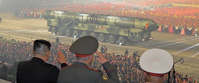 김정은이 ICBM 부대가 지나가자 손을 드는 모습. /조선중앙통신