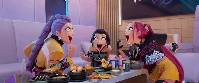 역대급 신드롬을 일으키고 있는 넷플릭스 오리지널 애니메이션 영화 ‘케이팝 데몬 헌터스’. 걸그룹 헌트릭스(HUNTR/X)의  K-푸드 폭풍 먹방 신으로 오프닝을 열었다. @netflix