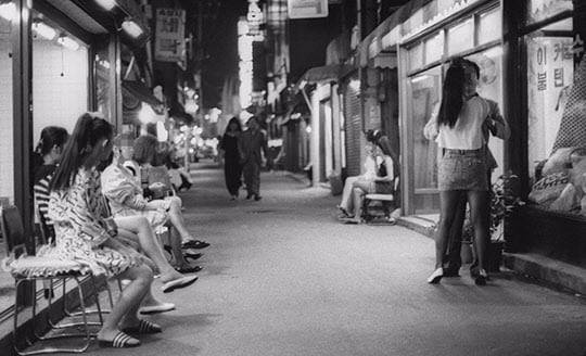 1980년대 서울 동대문구 전농동 일대에 형성된 집창촌인 '청량리 588'. 매춘부들이 거리에 나와 지나가는 남성에게 호객 행위를 하고있다. /조선DB