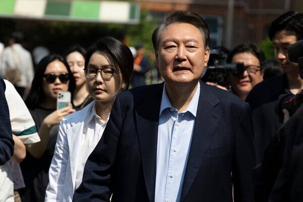 지난 6월 3일 오전 윤석열 전 대통령과 김건희 씨가 제21대 대통령 선거일에 서울 서초구 원명초등학교에 마련된 서초4동 제3투표소에서 투표를 마치고 차량으로 이동하고 있다. /조선일보DB