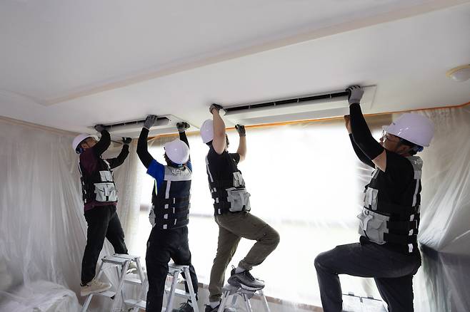 에어컨 설치·수리 기사들이 삼성전자 에어컨을 설치하고 있다. /연합뉴스